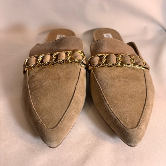 STEVE MADDEN Sz 9 Faine Slip On Light Tan Suede Pointy Mules Gold Toned Chain - Picture 2 of 14